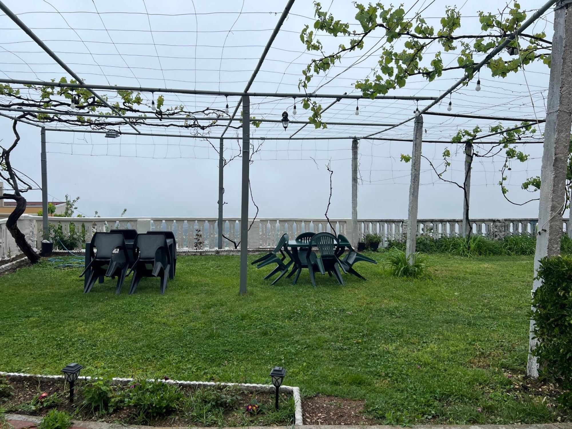 Garden Villa Guni Krujë Exterior foto